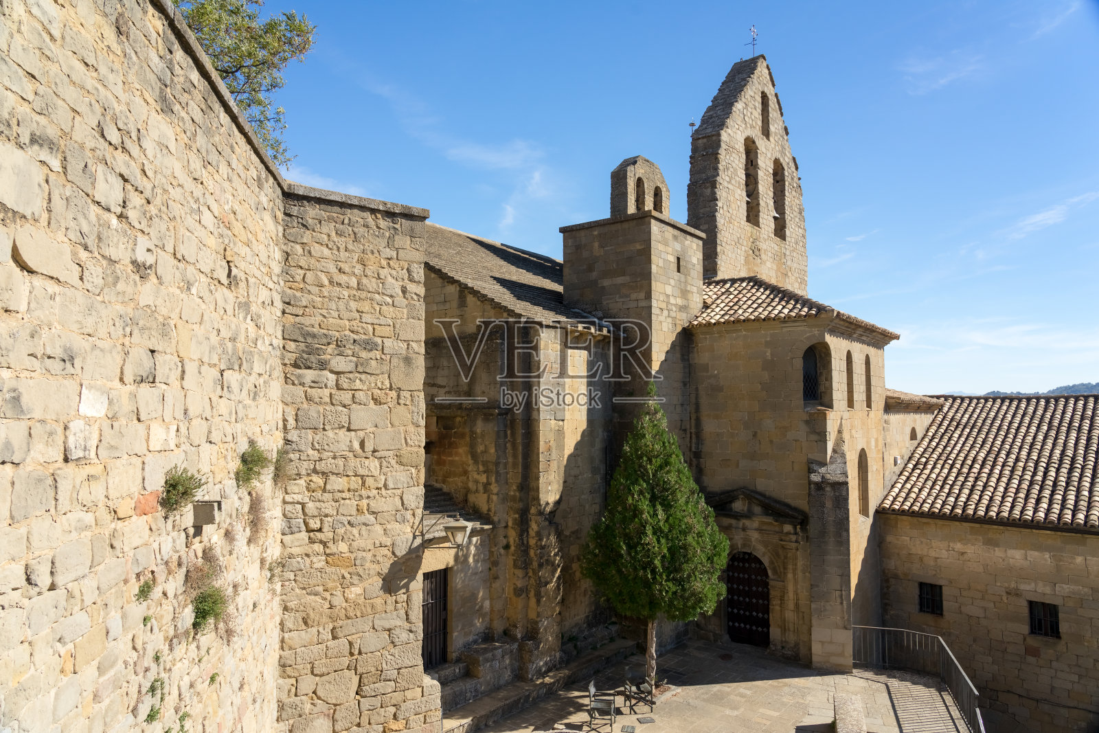 在阳光明媚的日子里，西班牙阿拉贡韦斯卡省，美丽的中世纪村庄索斯德尔雷伊天主教村及其教堂。照片摄影图片