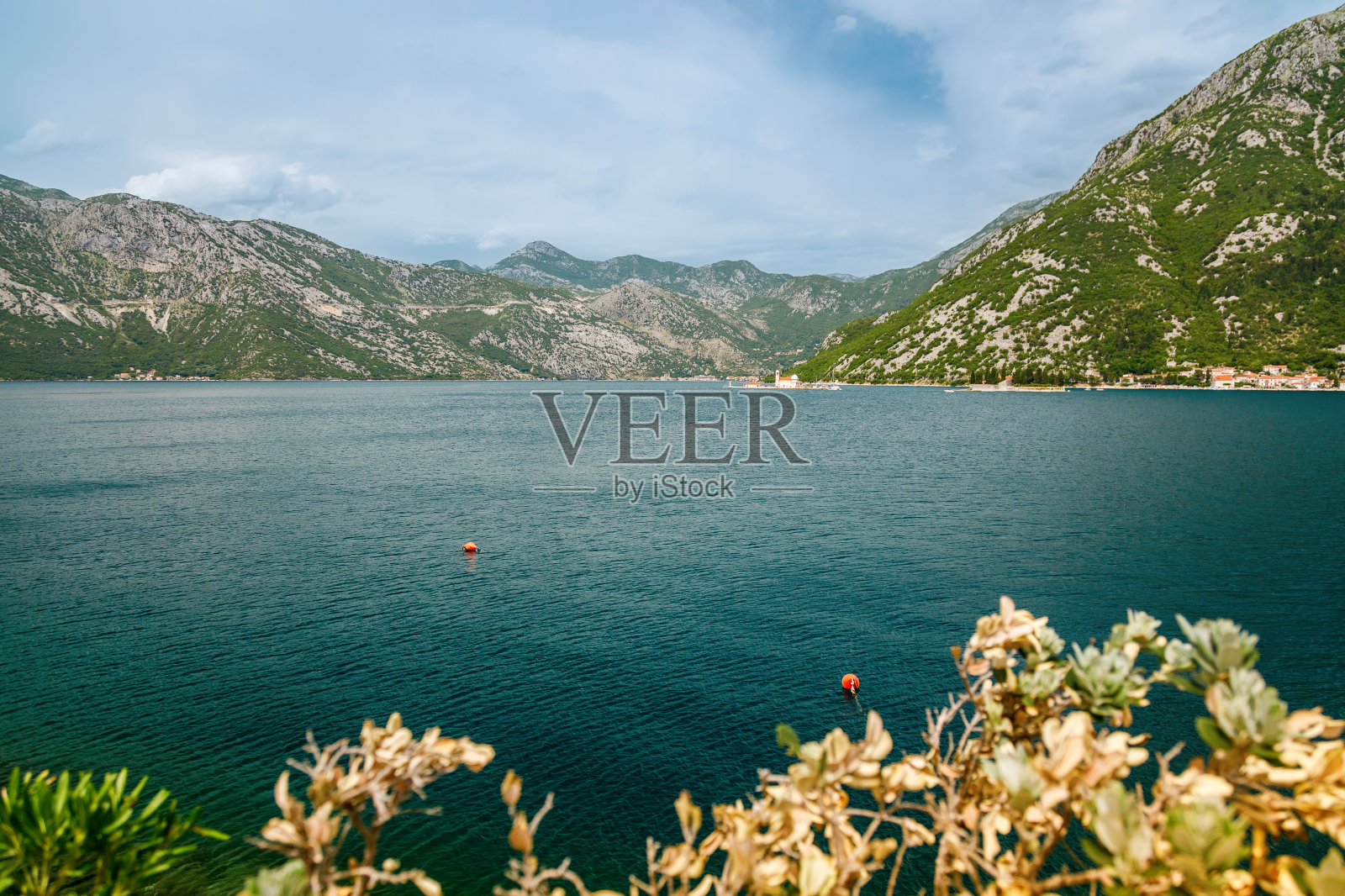 美丽的科托尔湾靠近佩拉斯特，著名的岛屿上有岩石圣母教堂照片摄影图片