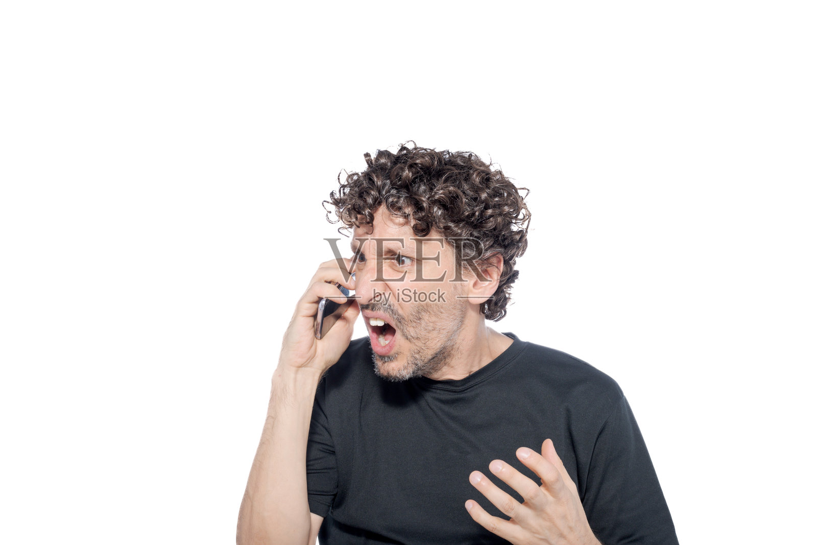 在白色背景中，一名中年男子一边打电话一边大喊大叫，看起来很生气。照片摄影图片