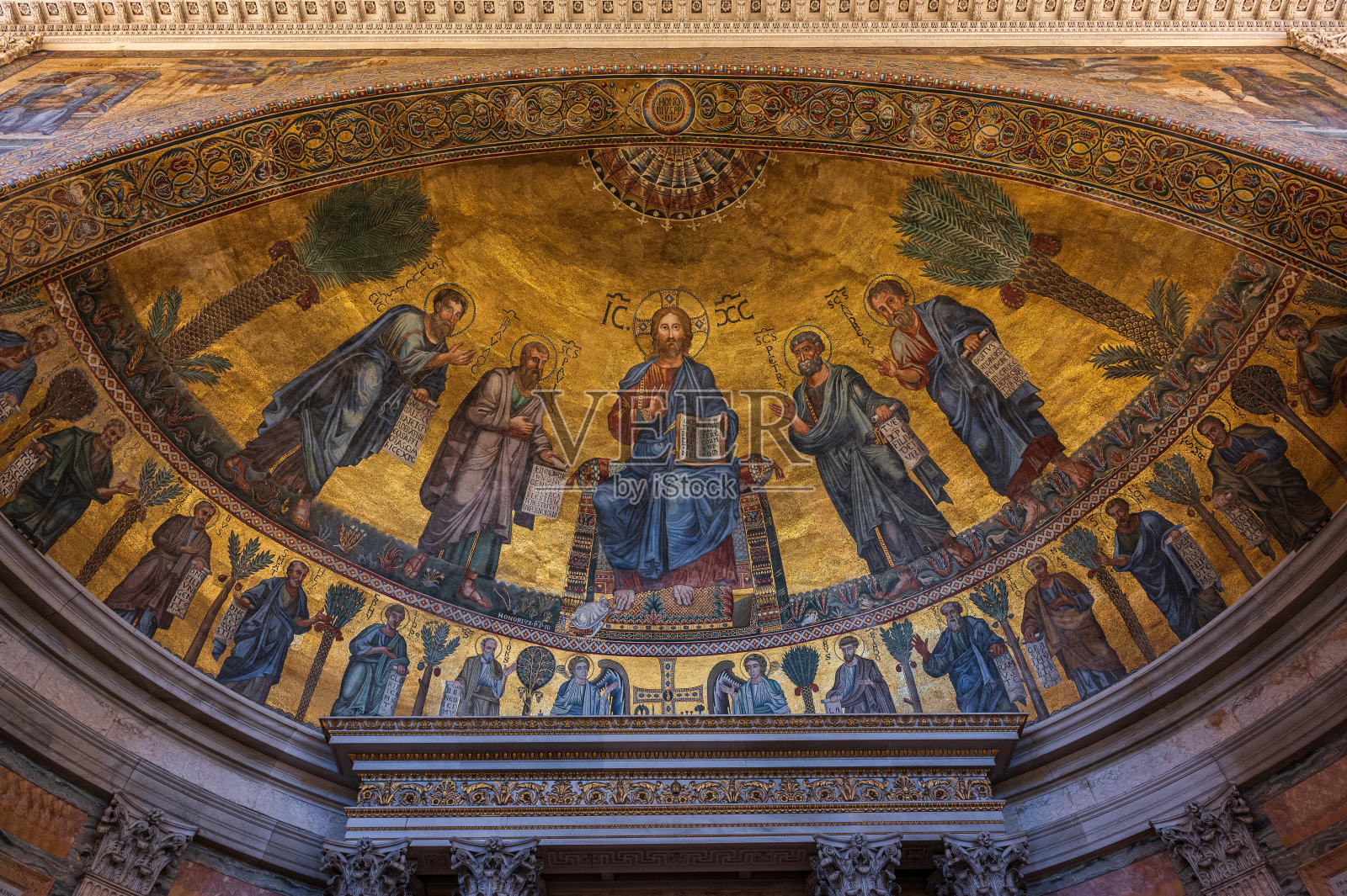 罗马。城墙外的圣保罗教皇大教堂照片摄影图片