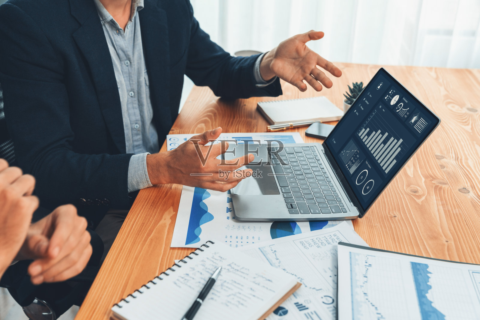 分析师团队在办公室忙着分析财务数据。实体照片摄影图片