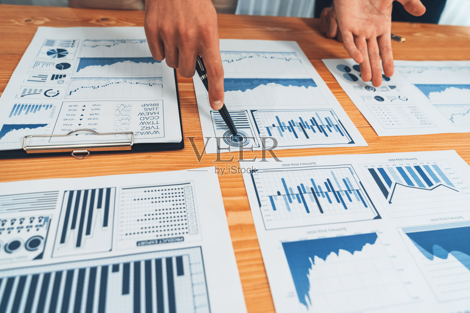 分析团队在办公室分析财务数据分析文件。实体照片摄影图片