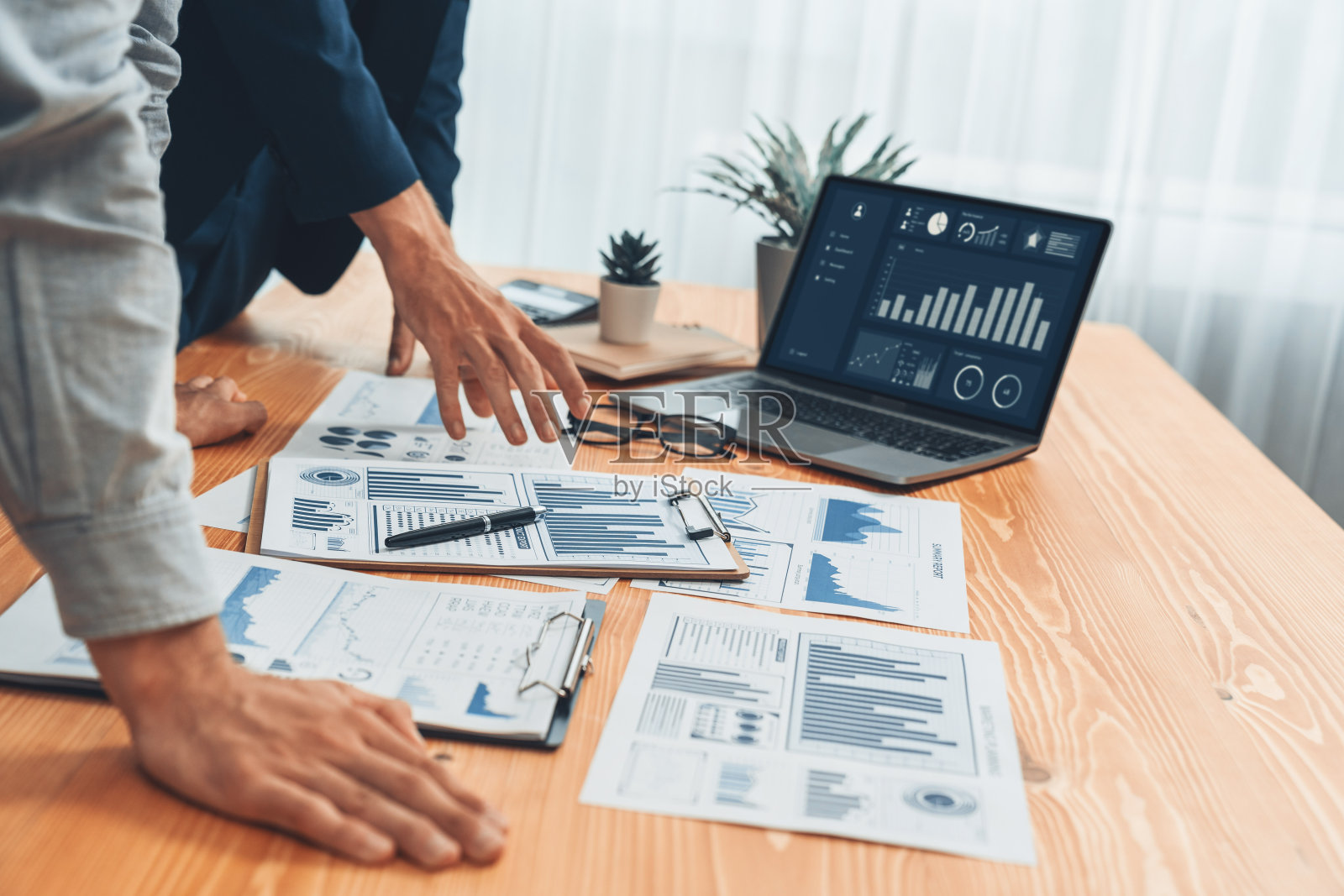 分析师团队在办公室忙着分析财务数据。实体照片摄影图片