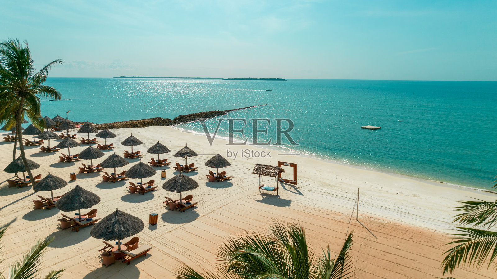 鸟瞰异国风情的坦桑尼亚与豪华度假村和绿松石照片摄影图片