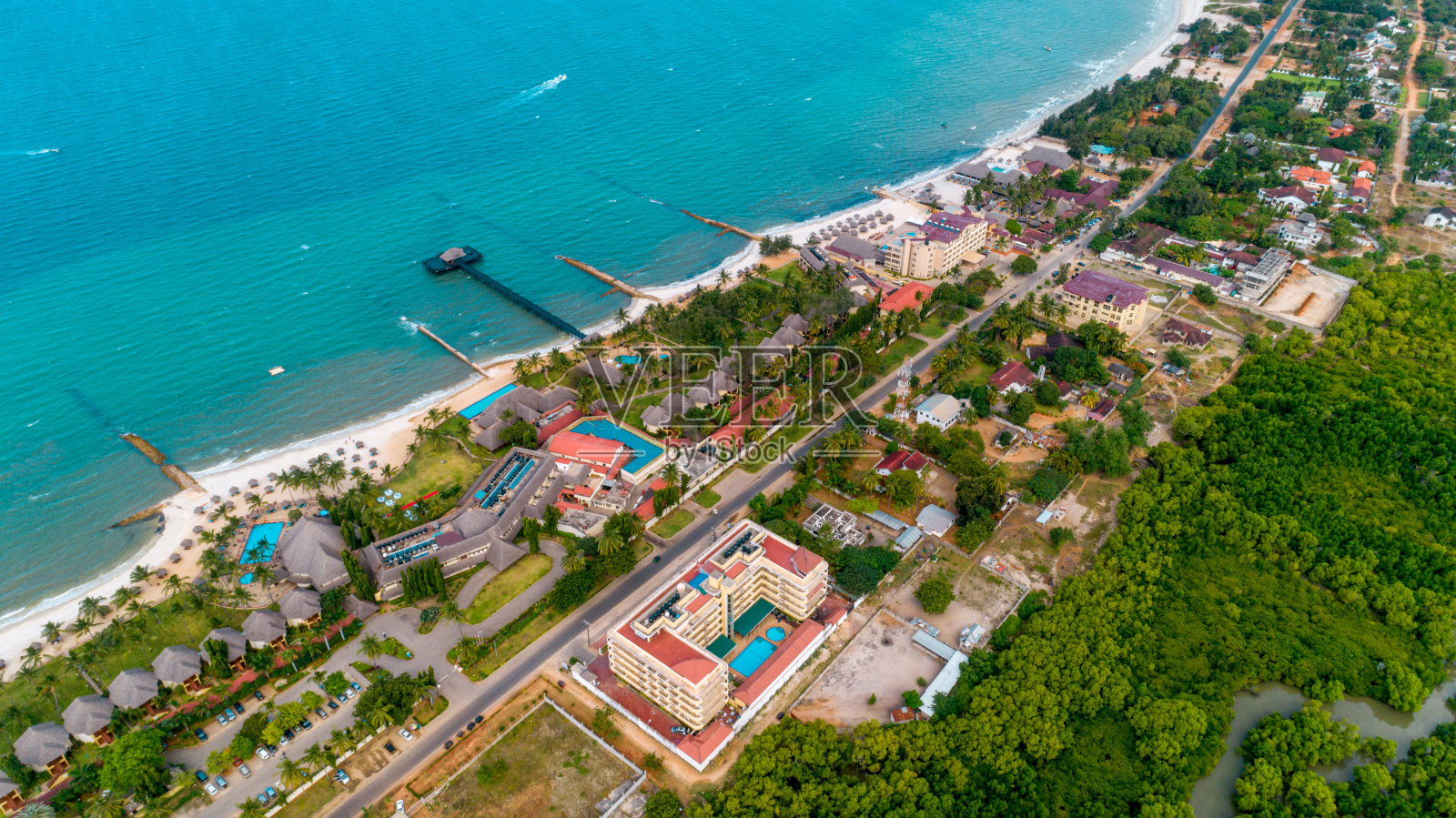 达累斯萨拉姆市红树林沼泽鸟瞰图照片摄影图片