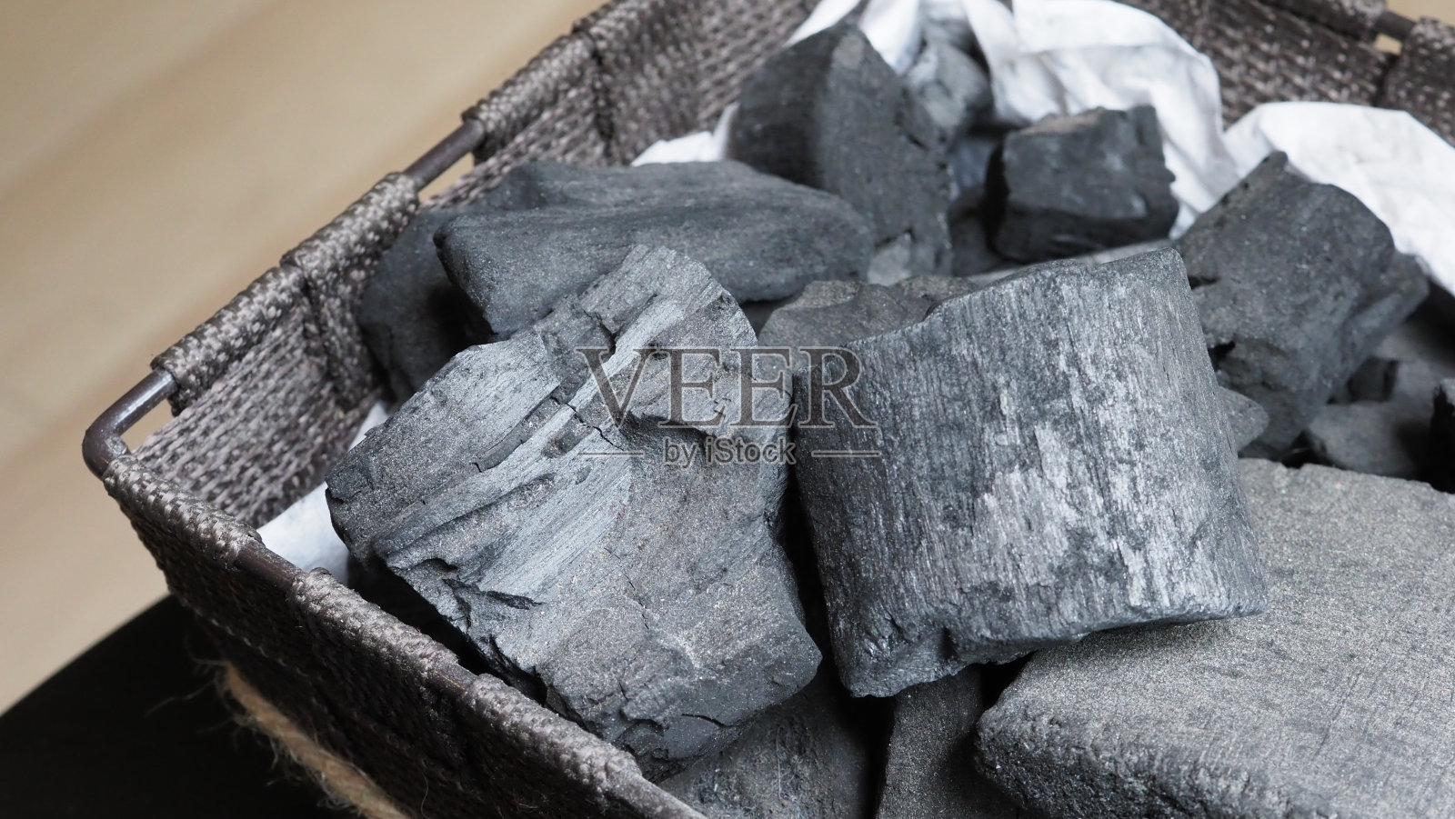 天然木炭传统木炭或硬木炭在木制桌面视图。生火的木炭材料，用于烧烤或户外聚会。黑色木炭近景俯视图。照片摄影图片