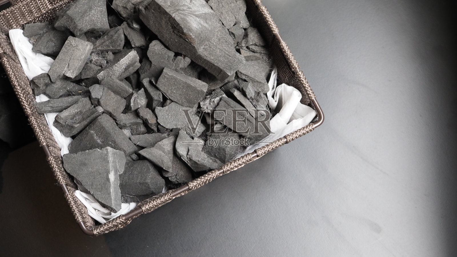 天然木炭传统木炭或硬木炭在木制桌面视图。生火的木炭材料，用于烧烤或户外聚会。黑色木炭近景俯视图。照片摄影图片