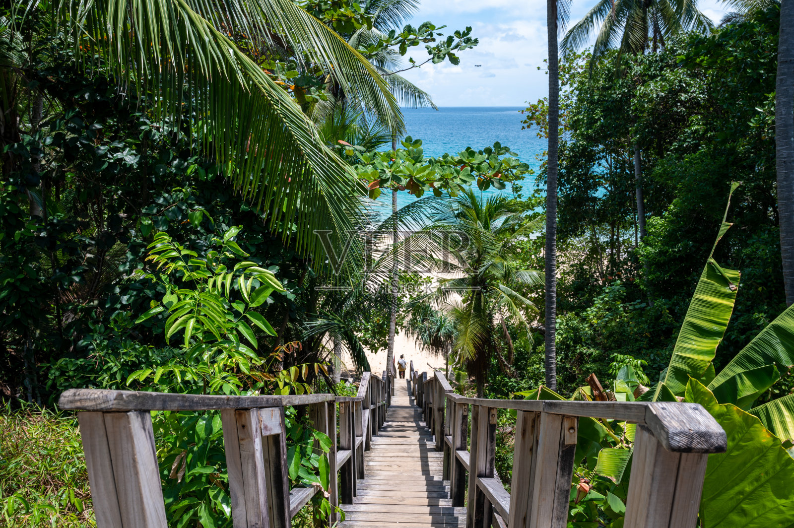 这座木桥通向泰国普吉岛的奈敦海滩照片摄影图片