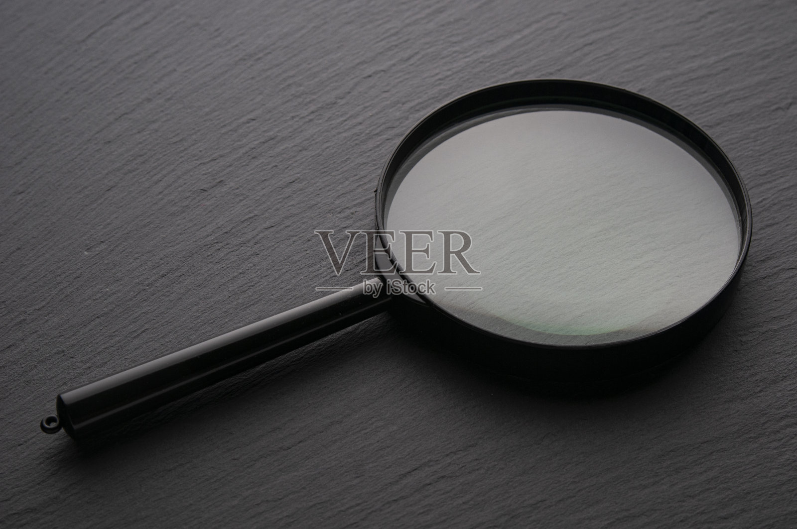 放大镜头在黑色背景上的特写照片摄影图片