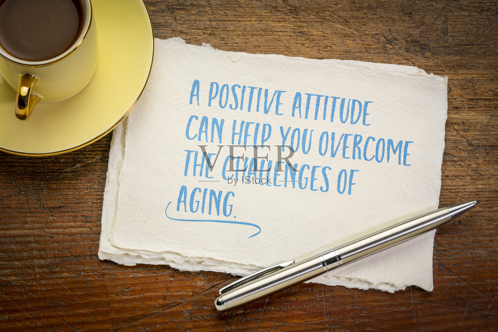 积极的态度可以帮助你克服衰老的挑战，艺术纸上的励志笔记照片摄影图片