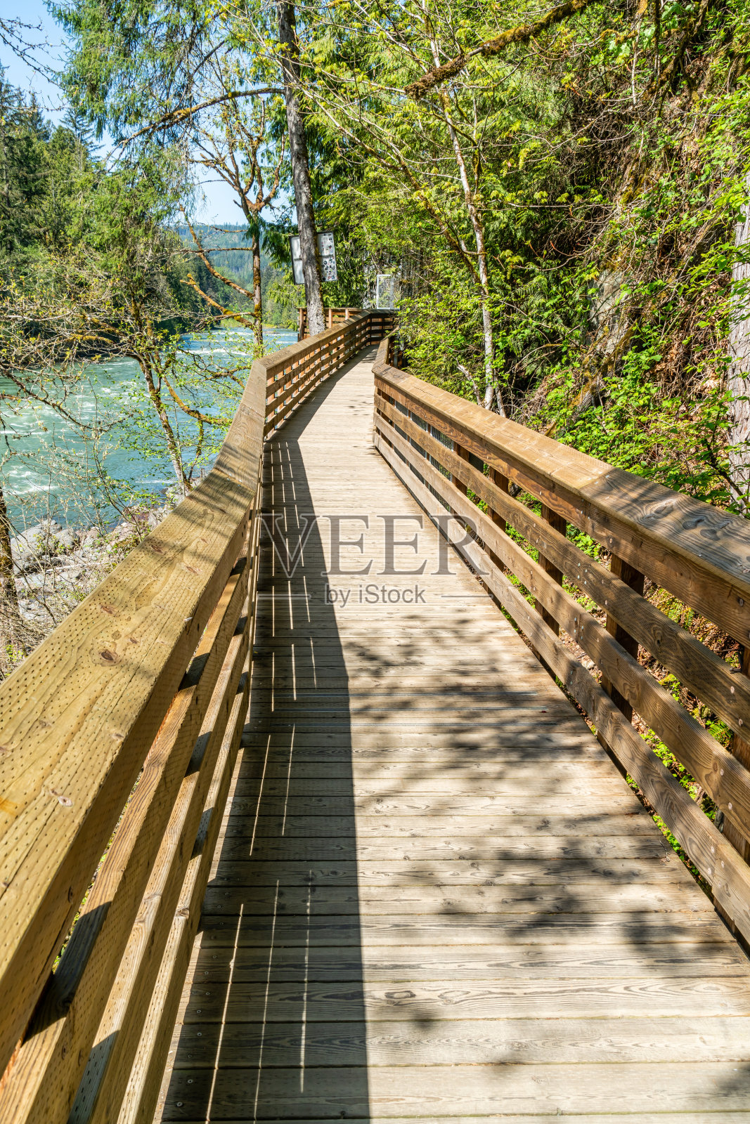 下瀑布木板路照片摄影图片