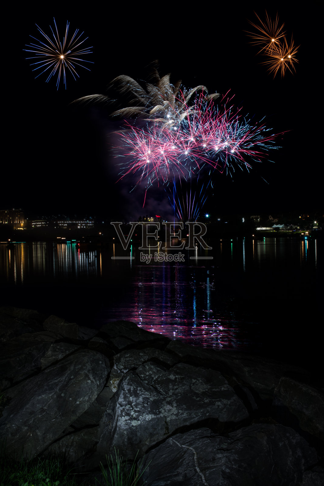 缅因州班戈市佩诺布斯科特河上的烟花照片摄影图片