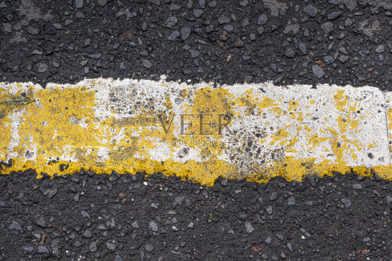 黑色路面与油漆线条纹理照片摄影图片