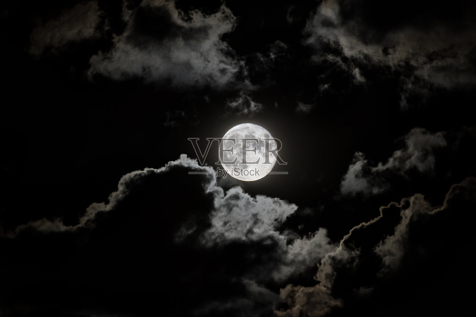 满月和云照片摄影图片
