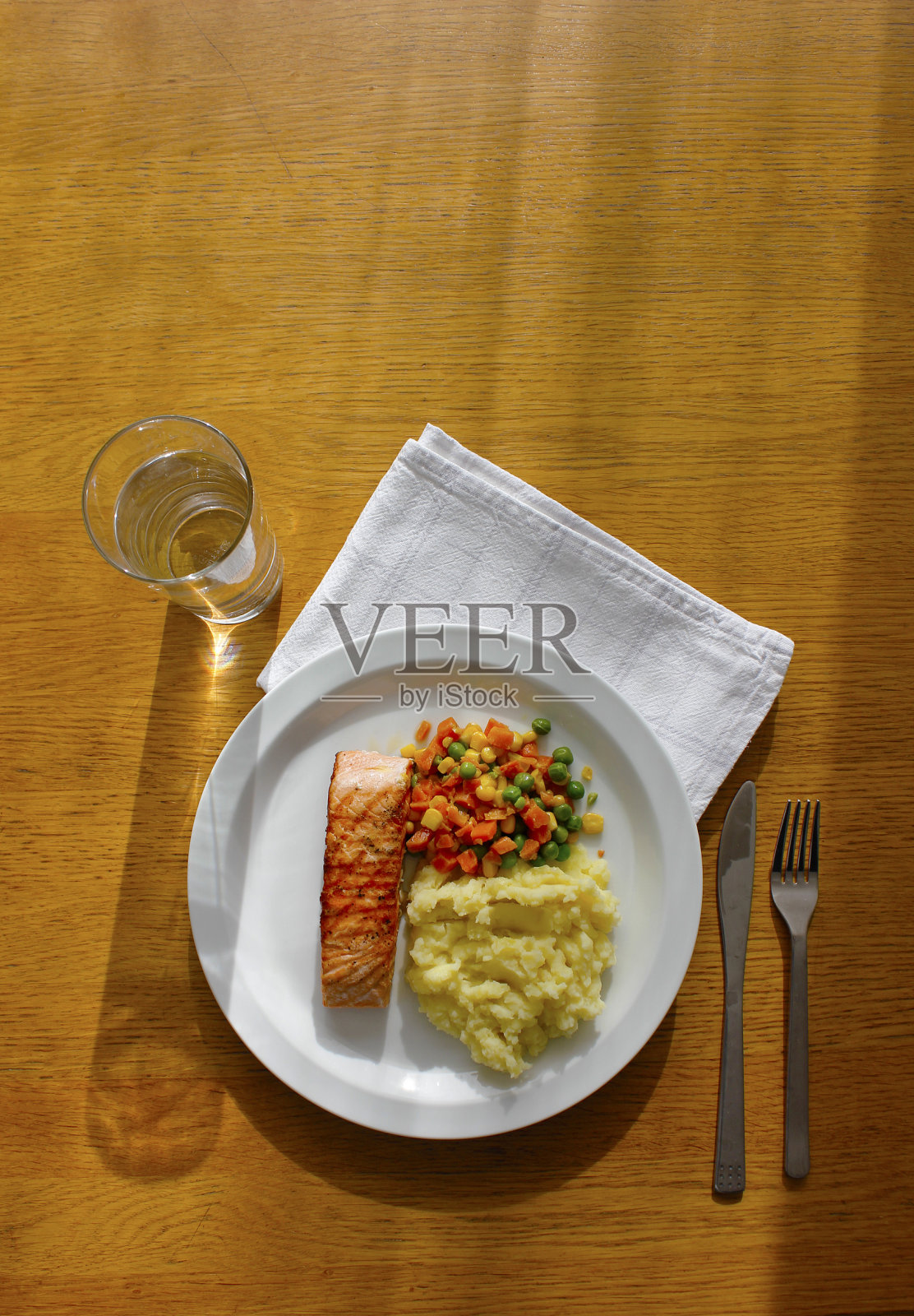 烤鲑鱼配土豆泥和蔬菜照片摄影图片