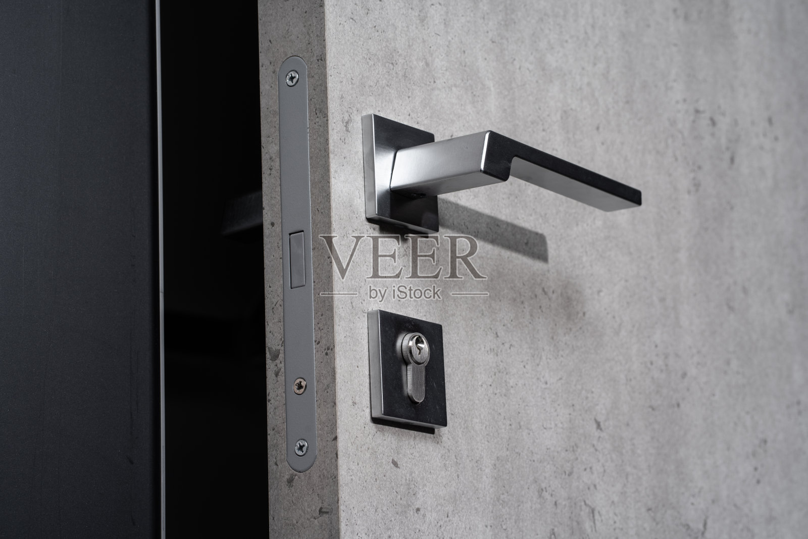 现代和安全的金属门把手和门闩细节照片摄影图片