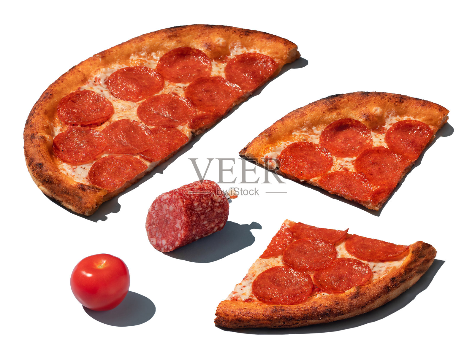 意大利辣香肠披萨配香肠和西红柿。食物照片与硬阴影白色背景照片摄影图片