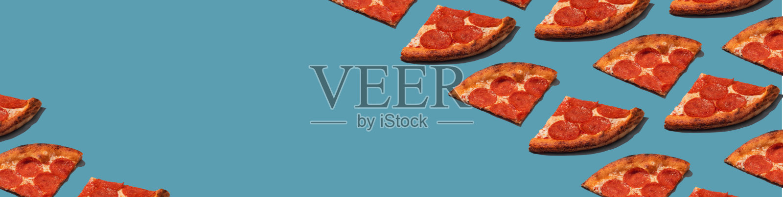 意大利辣香肠披萨图案。食物模式与硬阴影。宽横幅。全景照片摄影图片