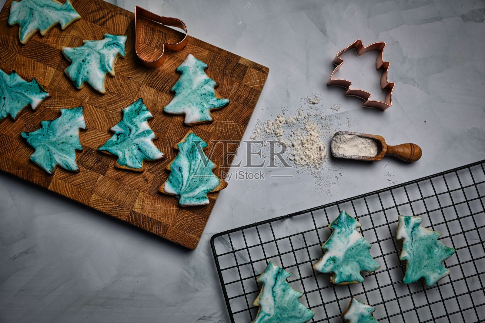 圣诞饼干的形状是一棵绿色蜡染图案的圣诞树照片摄影图片