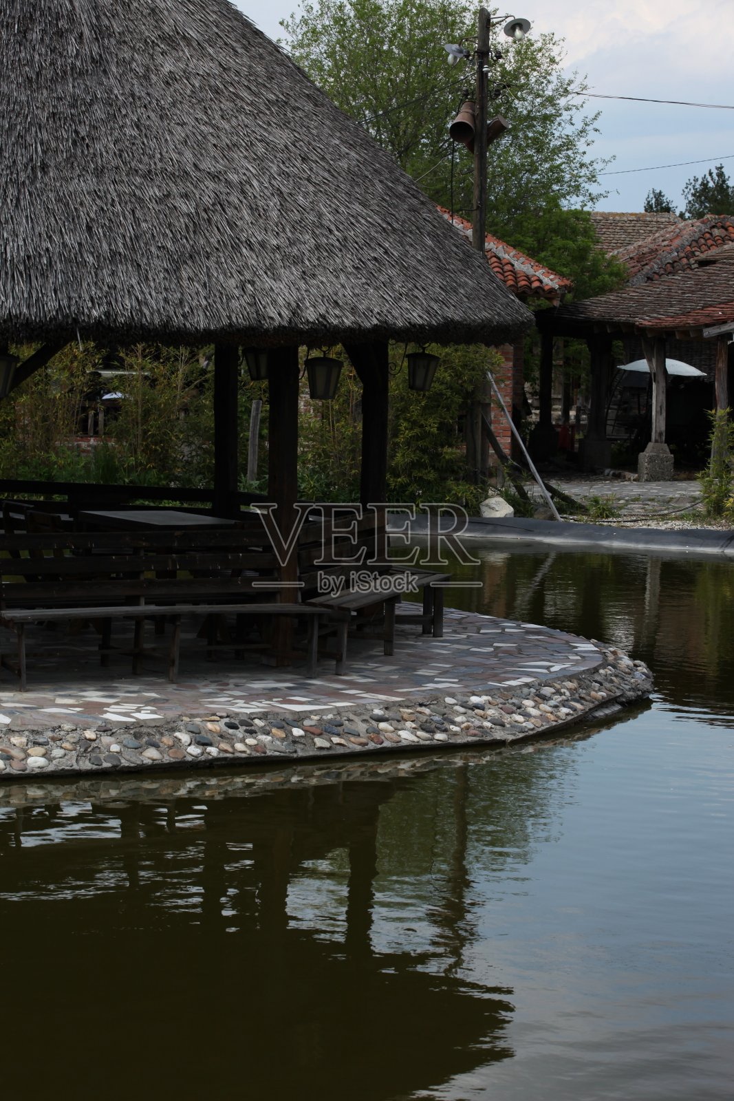 河边的木制避暑别墅照片摄影图片