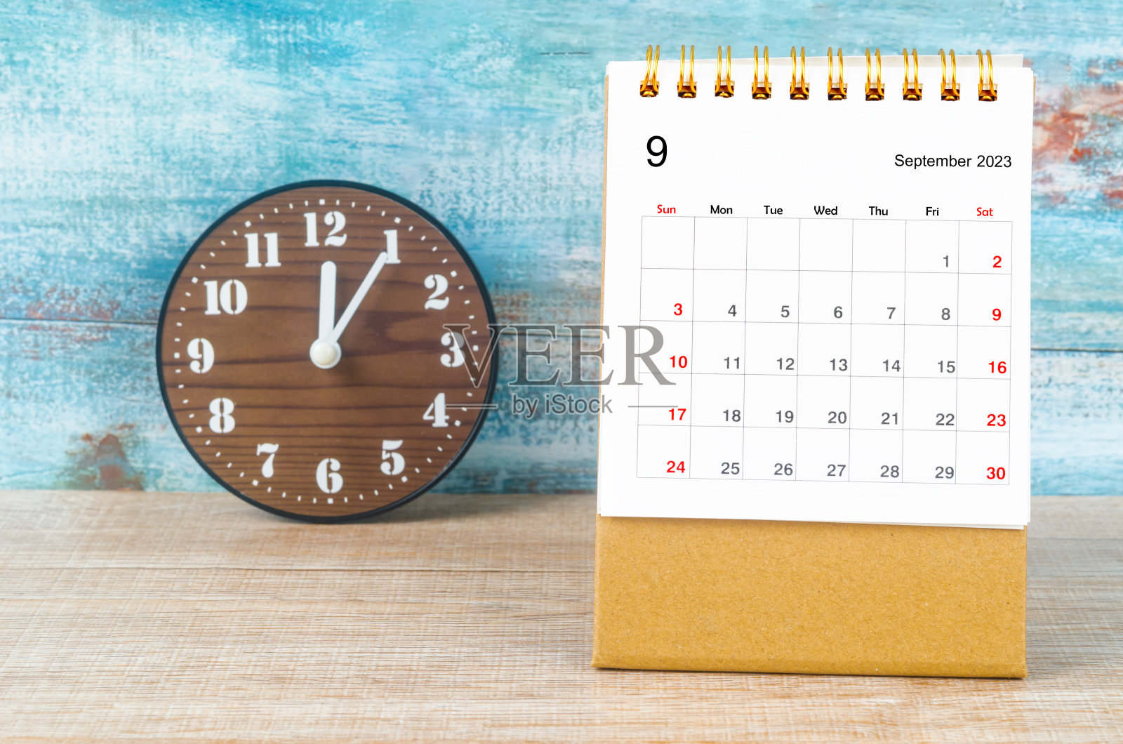 2023年9月的2023年月历和时钟。照片摄影图片