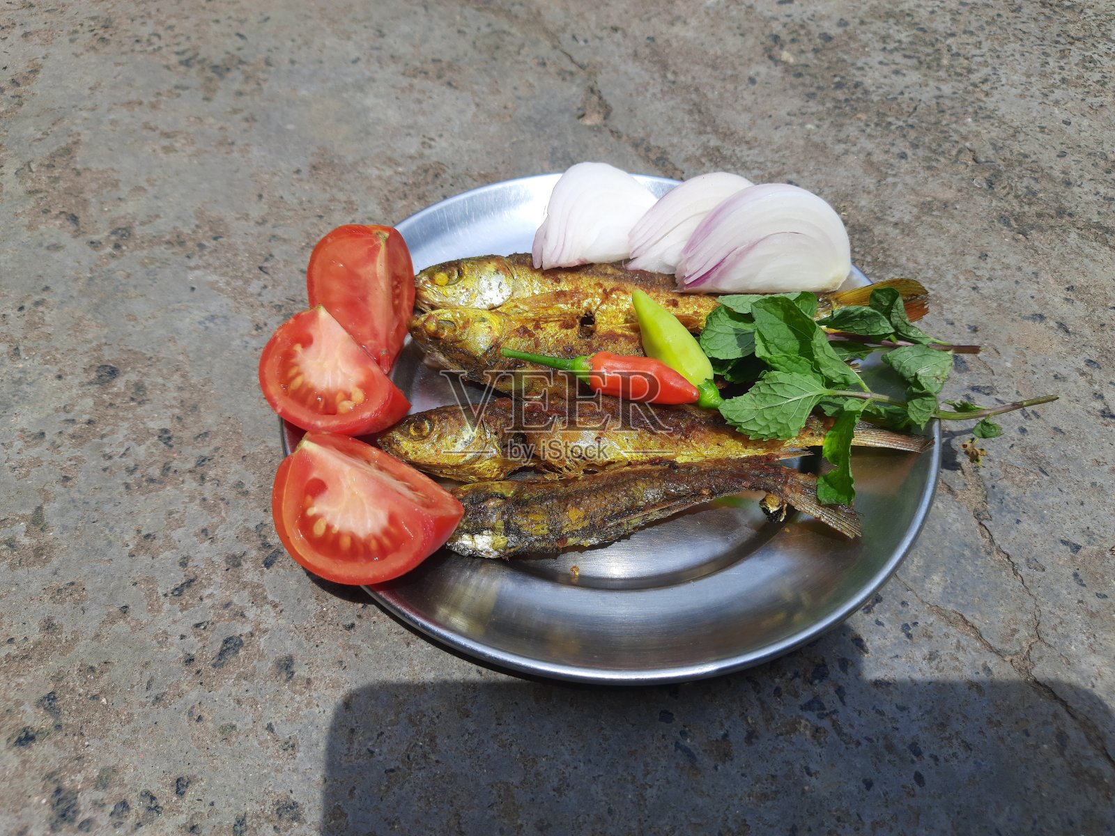 蔬菜炸鱼。照片摄影图片