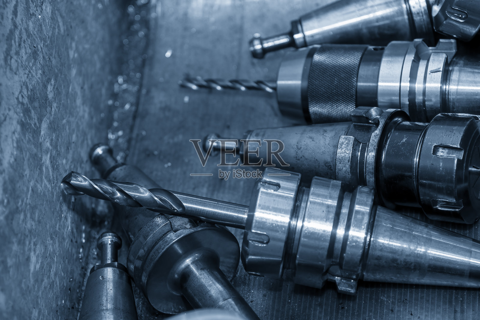 该组各种尺寸的钻具装在集装箱箱内。照片摄影图片