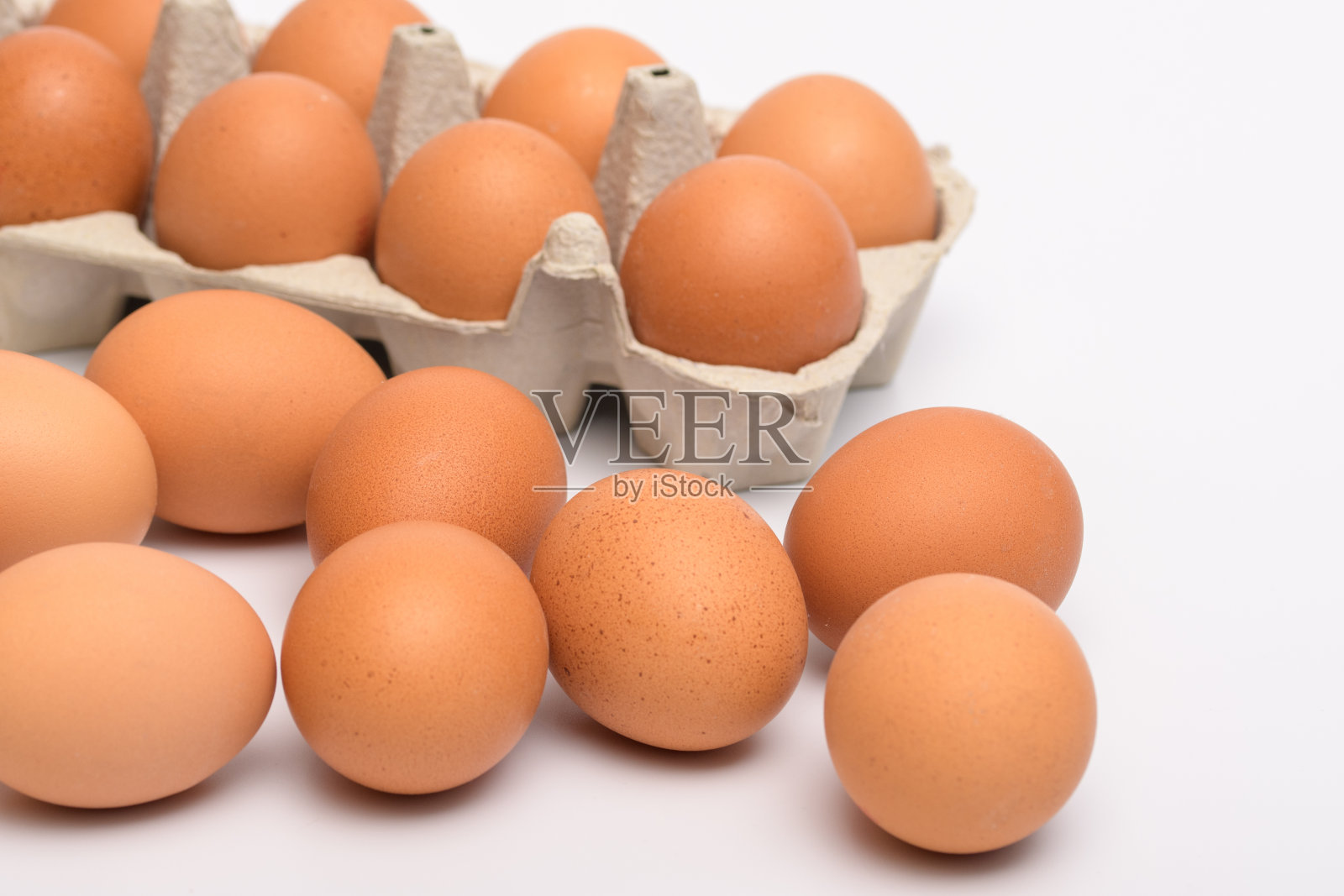 白底母鸡下的蛋照片摄影图片