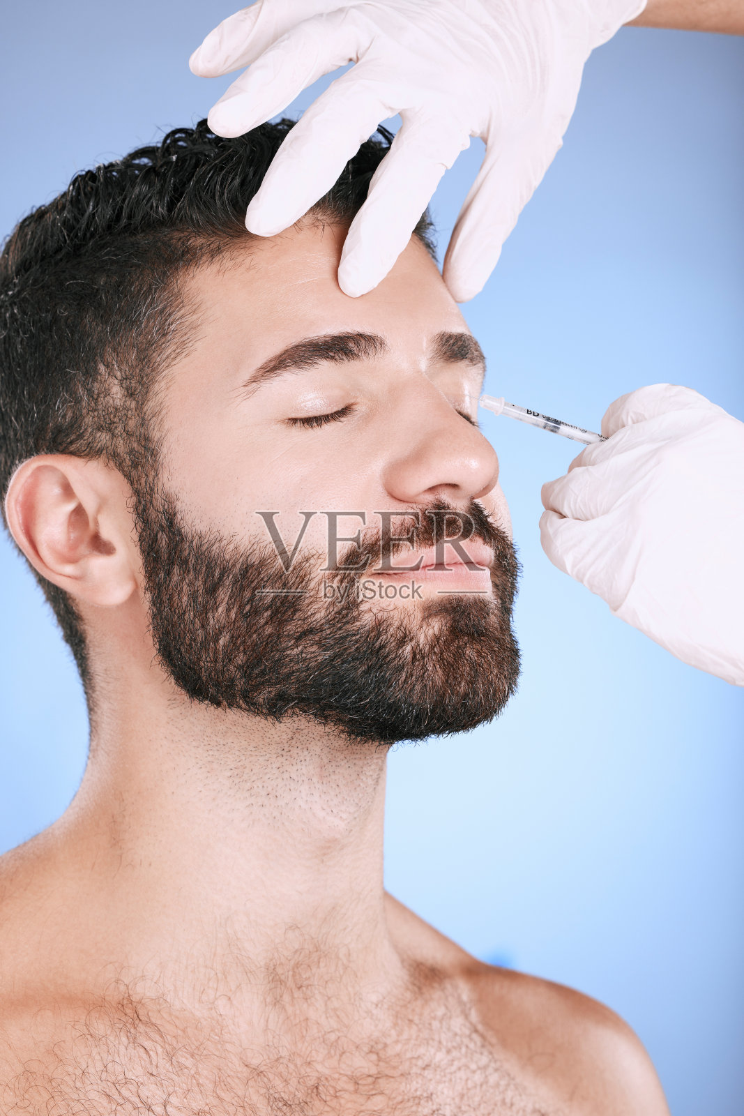 注射，男士和工作室护肤，胶原蛋白健康和美容过程在沙龙。化妆品、脸部和整容针、肉毒杆菌和面部美容prp、眼睛或蓝色背景的改变照片摄影图片