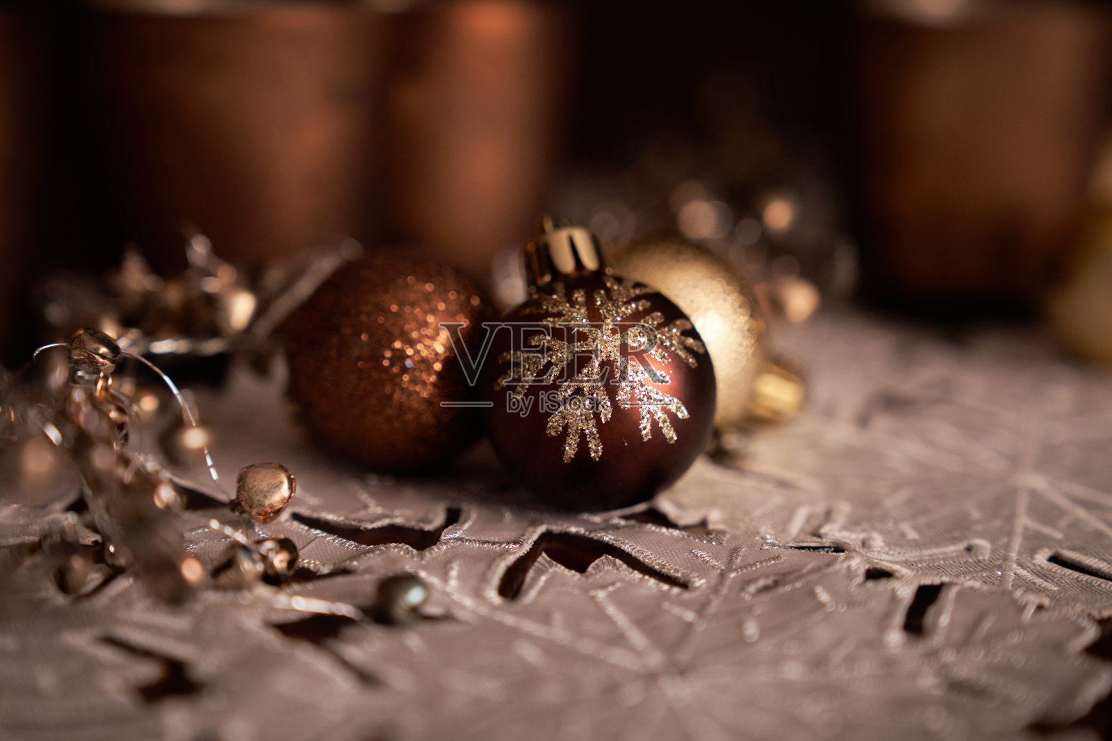 雪花上的节日装饰。照片摄影图片