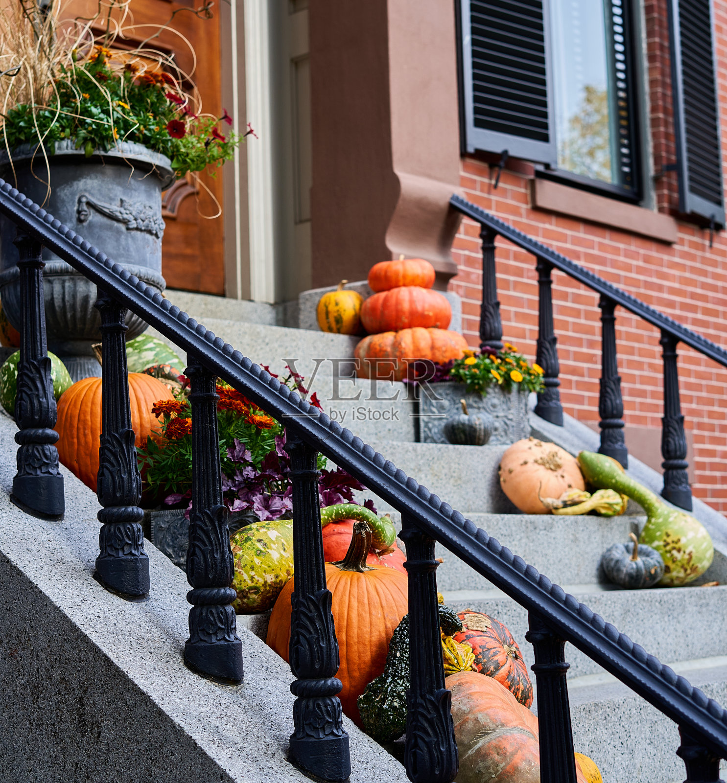 带有秋季装饰的双栏杆照片摄影图片