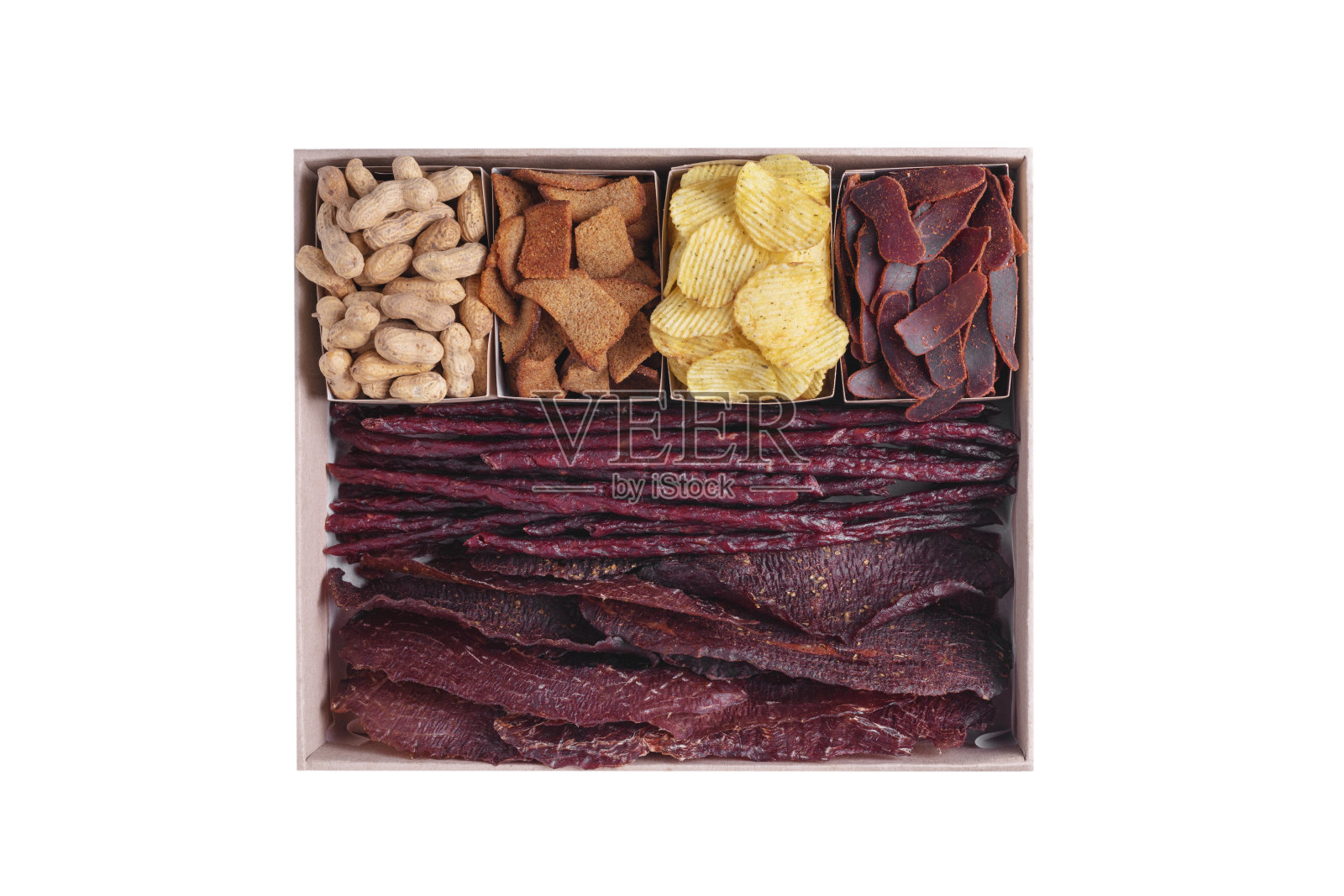 薯片、面包丁、花生、香肠和牛肉干装在白色背景的纸板箱里照片摄影图片