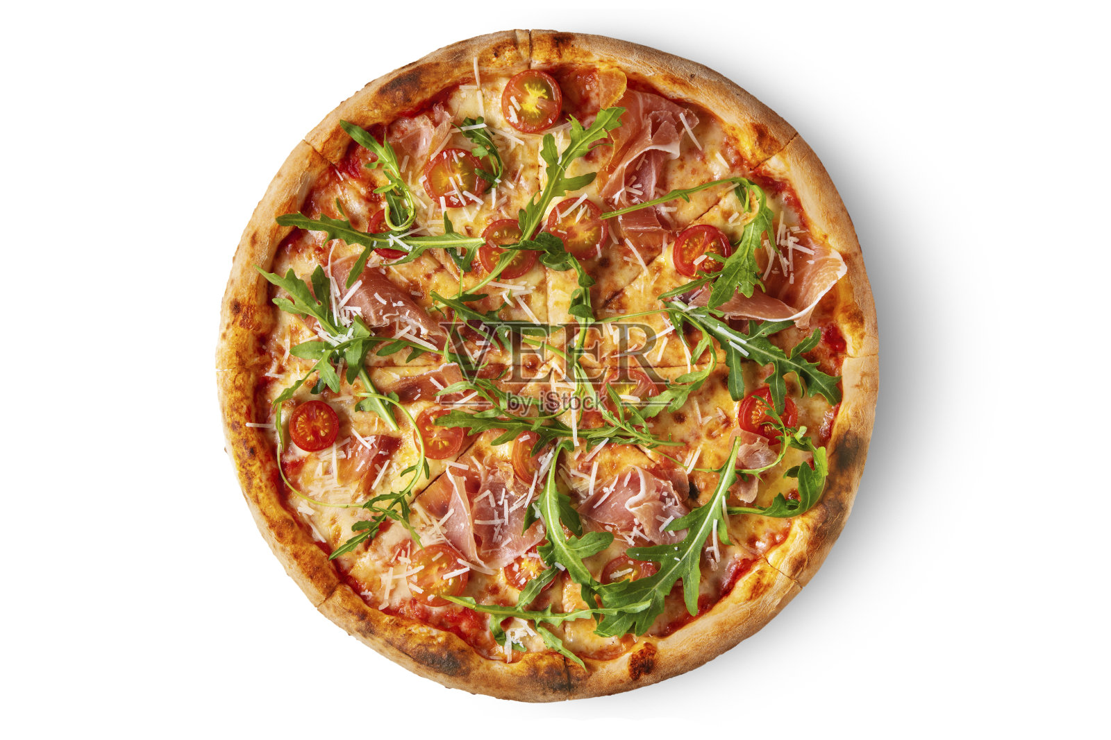 披萨配上芝士、番茄酱、意大利熏火腿、芝麻菜和西红柿，底色为白色照片摄影图片