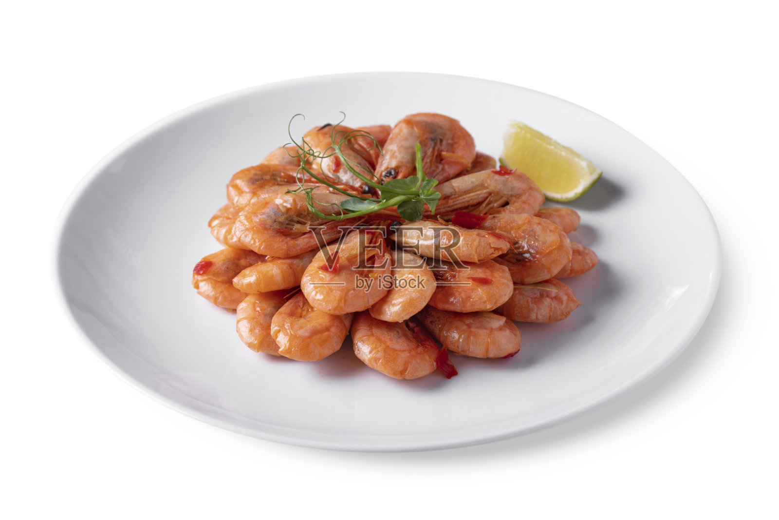白底水煮虾，配胡椒、豌豆芽和柠檬照片摄影图片