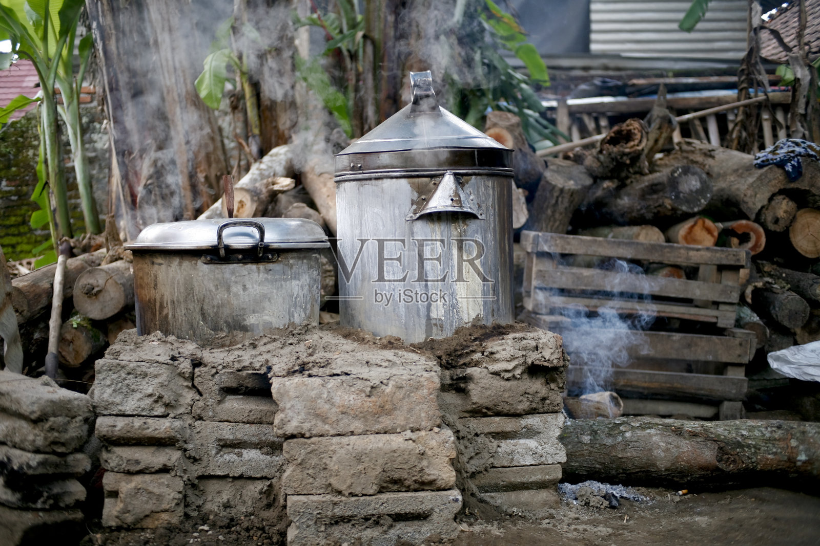 印度尼西亚农村居民使用的传统炉灶，由粘土制成，以木材为燃料，在农村用干叶子和木材在土壤上烹饪食物照片摄影图片