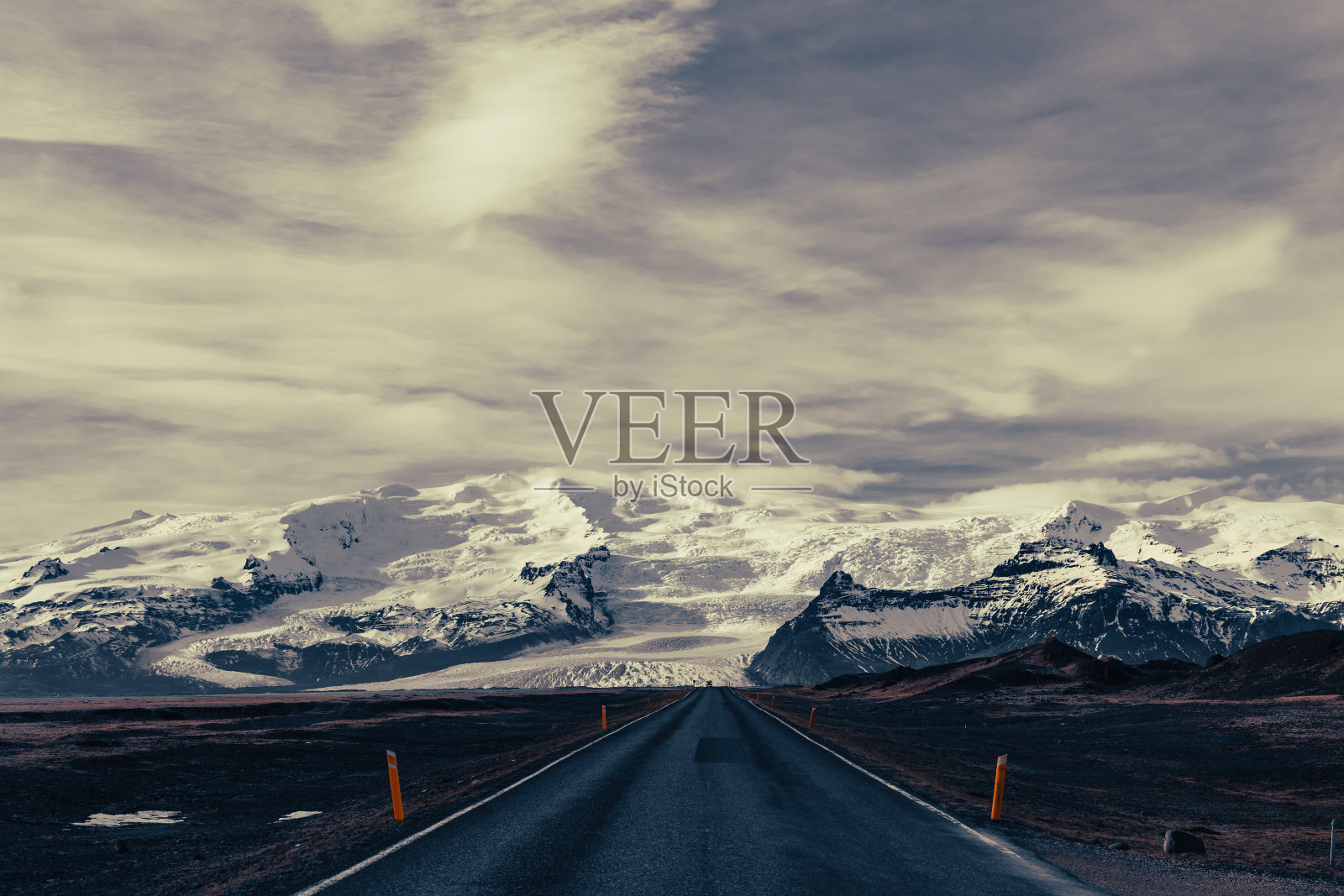 在冰岛的fjallsarlon冰川前照片摄影图片