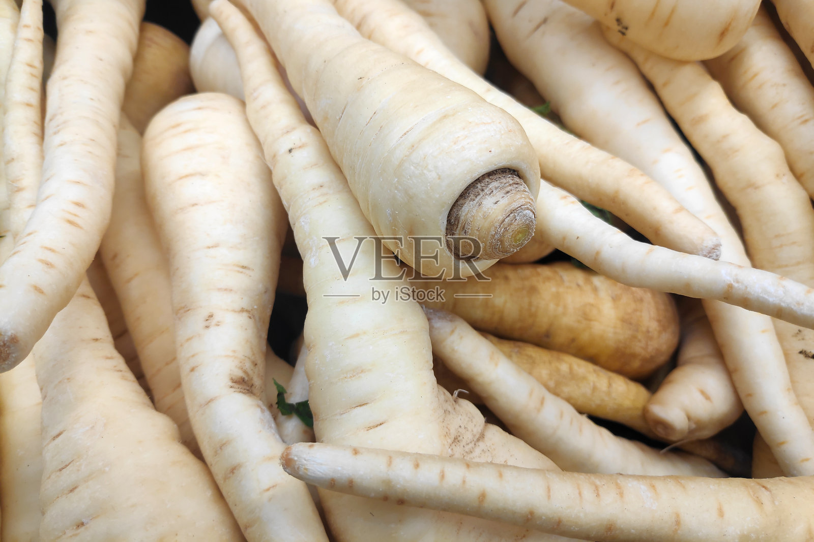 市场摊位上的一堆防风草照片摄影图片