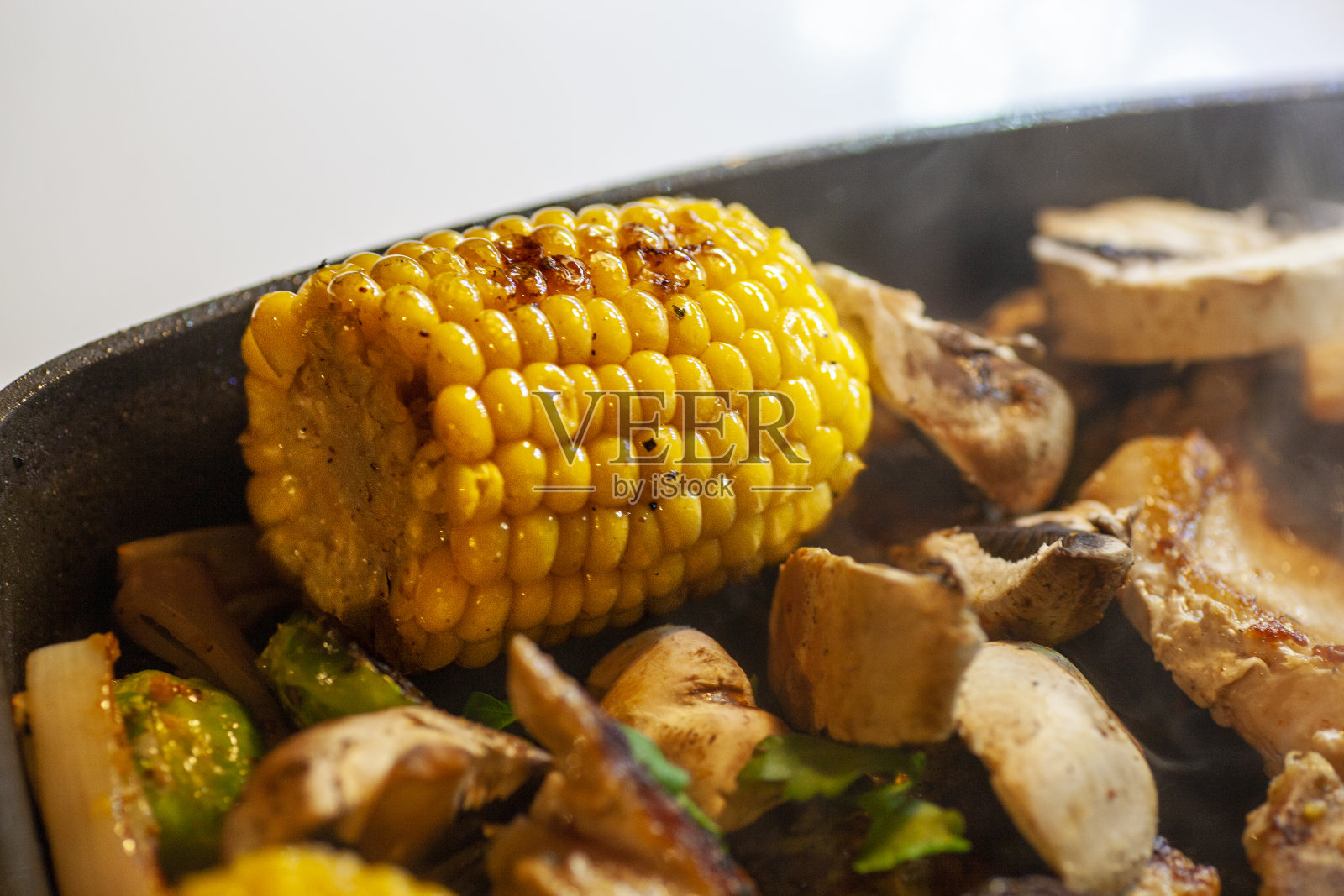 用平底锅烤猪排晚餐照片摄影图片
