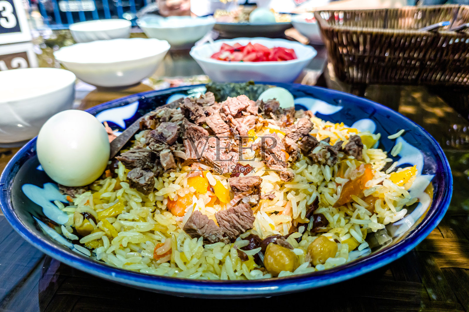 东亚节日美食的概念。各式各样的乌兹别克食物，烤肉，萨姆沙，lagman, manti, shurpa餐厅概念东方阿拉伯新年和圣诞菜肴从羊肉供应厨具。照片摄影图片