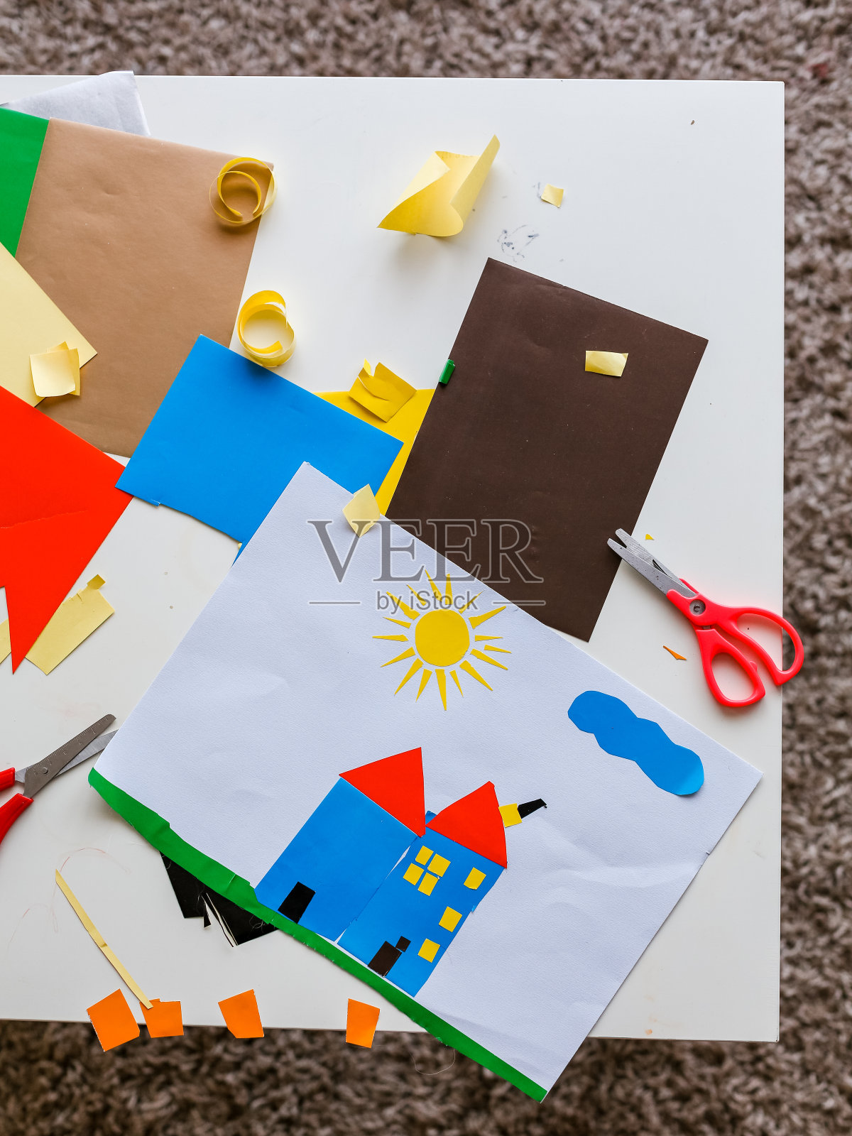 精心制作的儿童艺术品放在桌子上照片摄影图片