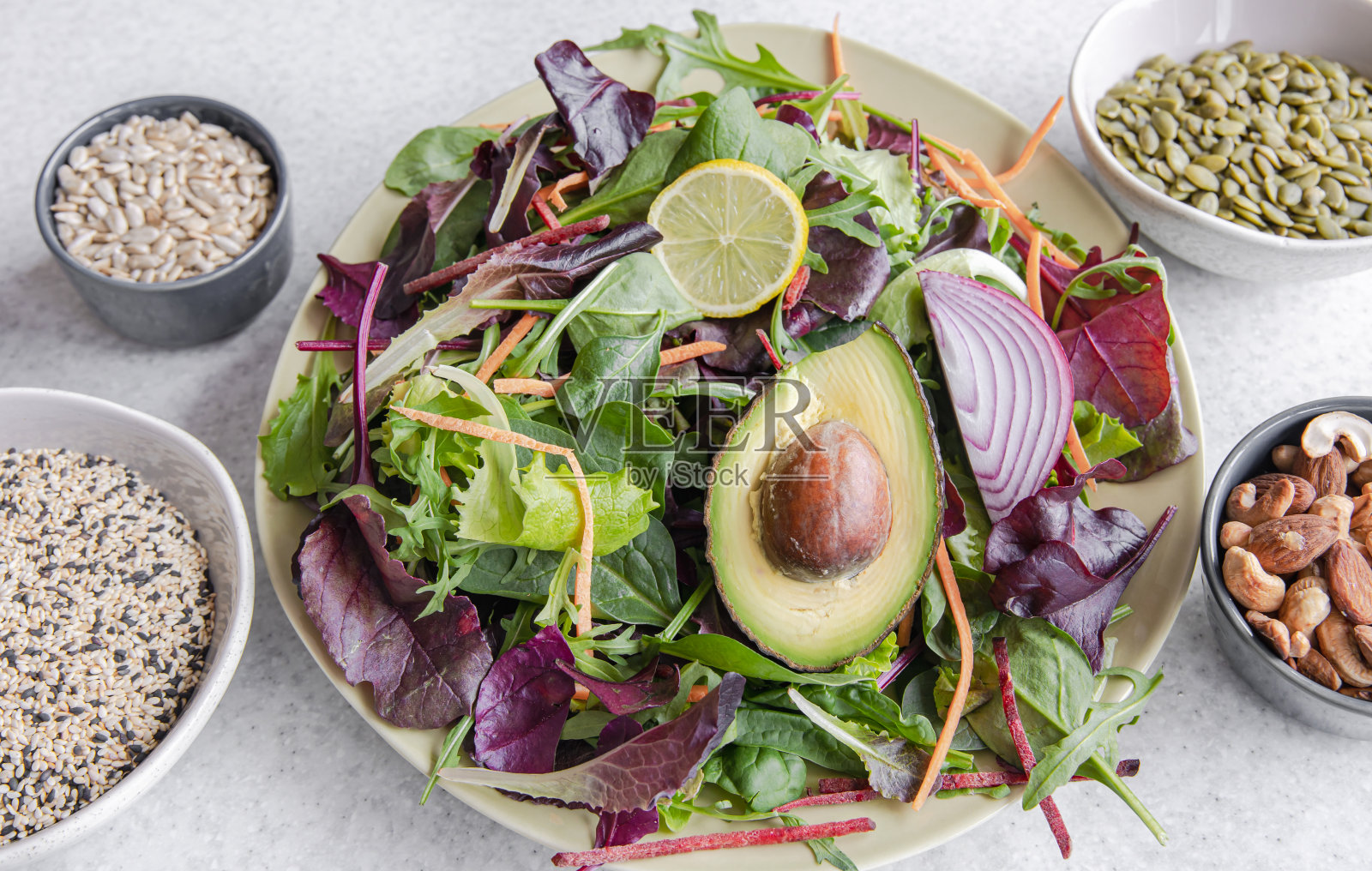 牛油果蔬菜沙拉和绿叶生菜叶拌在一起就可以吃了。照片摄影图片