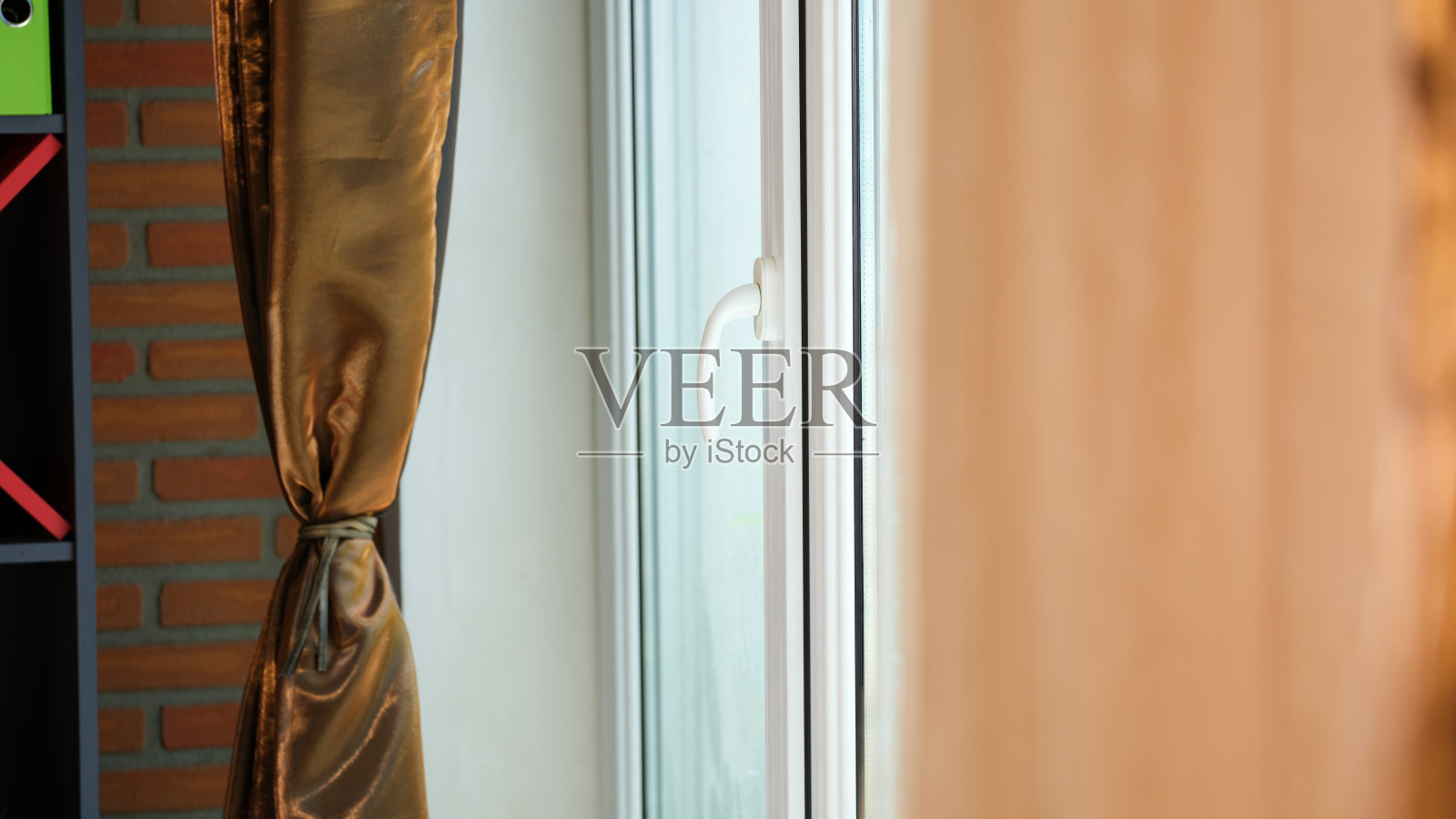 白色pvc平窗封闭手柄照片摄影图片