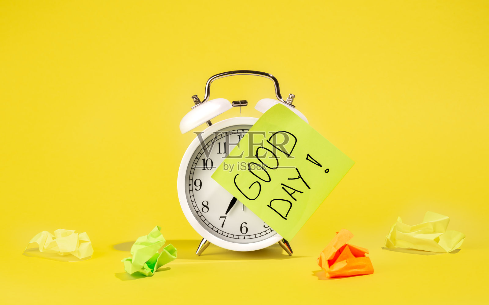 闹钟和纸上铭文提醒你好，隔离。照片摄影图片