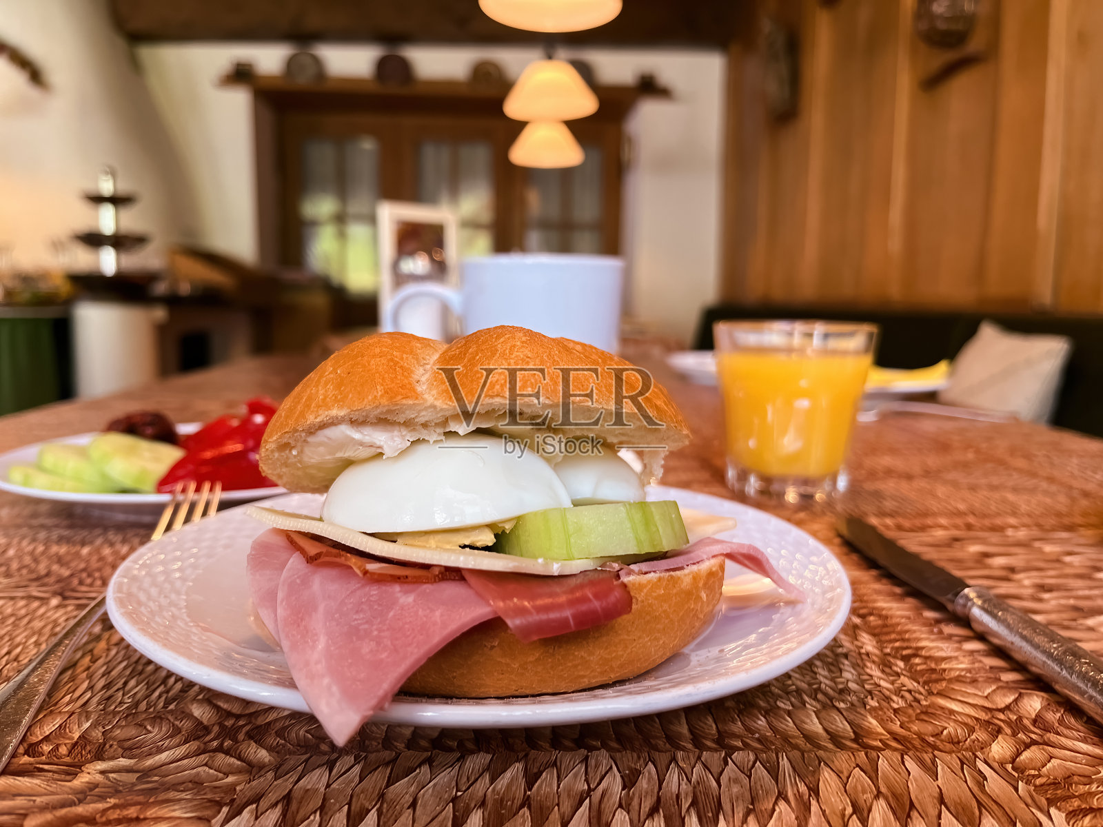 丰盛的早餐三明治，火腿，奶酪，鸡蛋，黄瓜和黄油在Allgäu酒店照片摄影图片