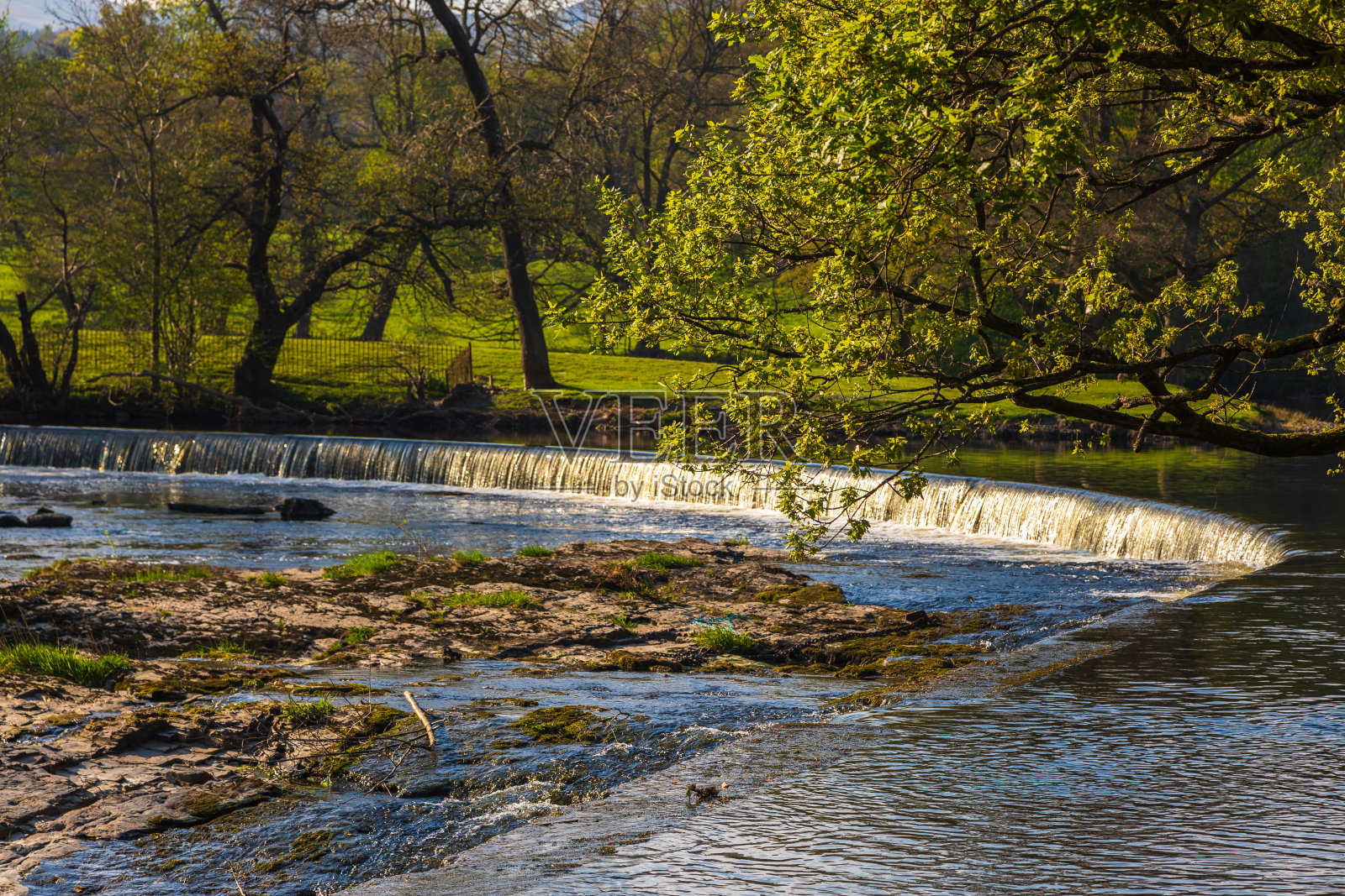 兰戈伦附近马蹄瀑布的景色。威尔士登比郡的兰戈伦。照片摄影图片