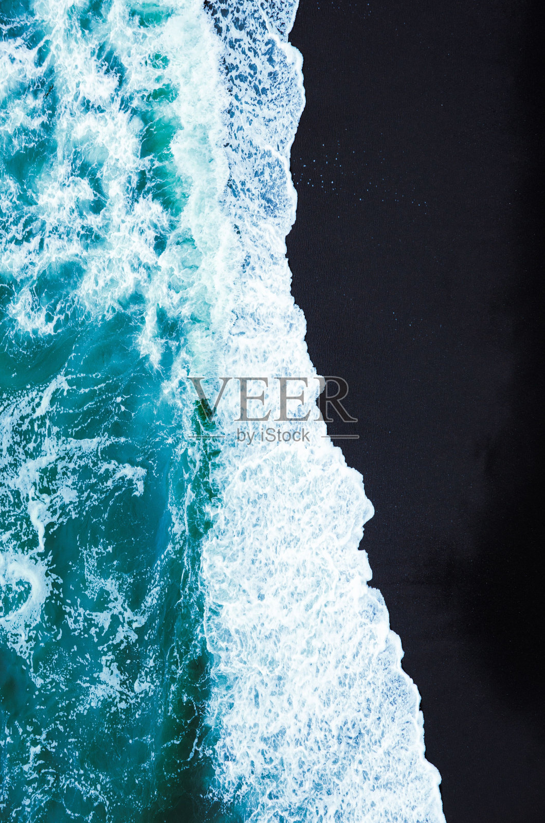 黑色的沙滩，美丽的海浪。照片摄影图片