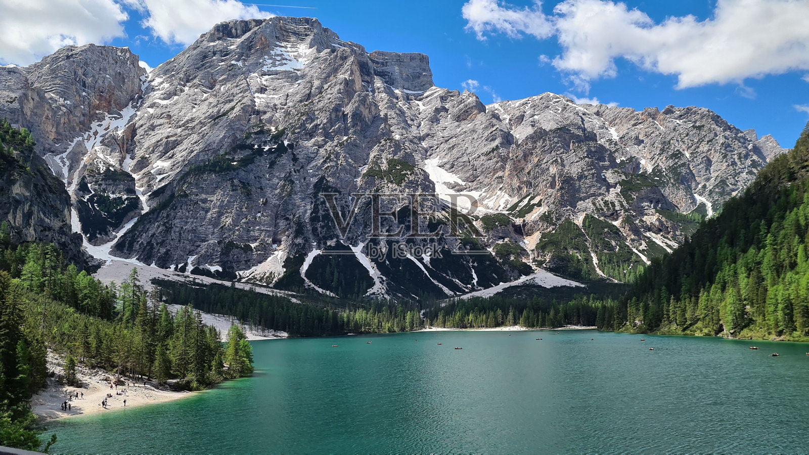 风景如画，连绵起伏的山脉和宁静的湖泊环绕着冷杉林照片摄影图片