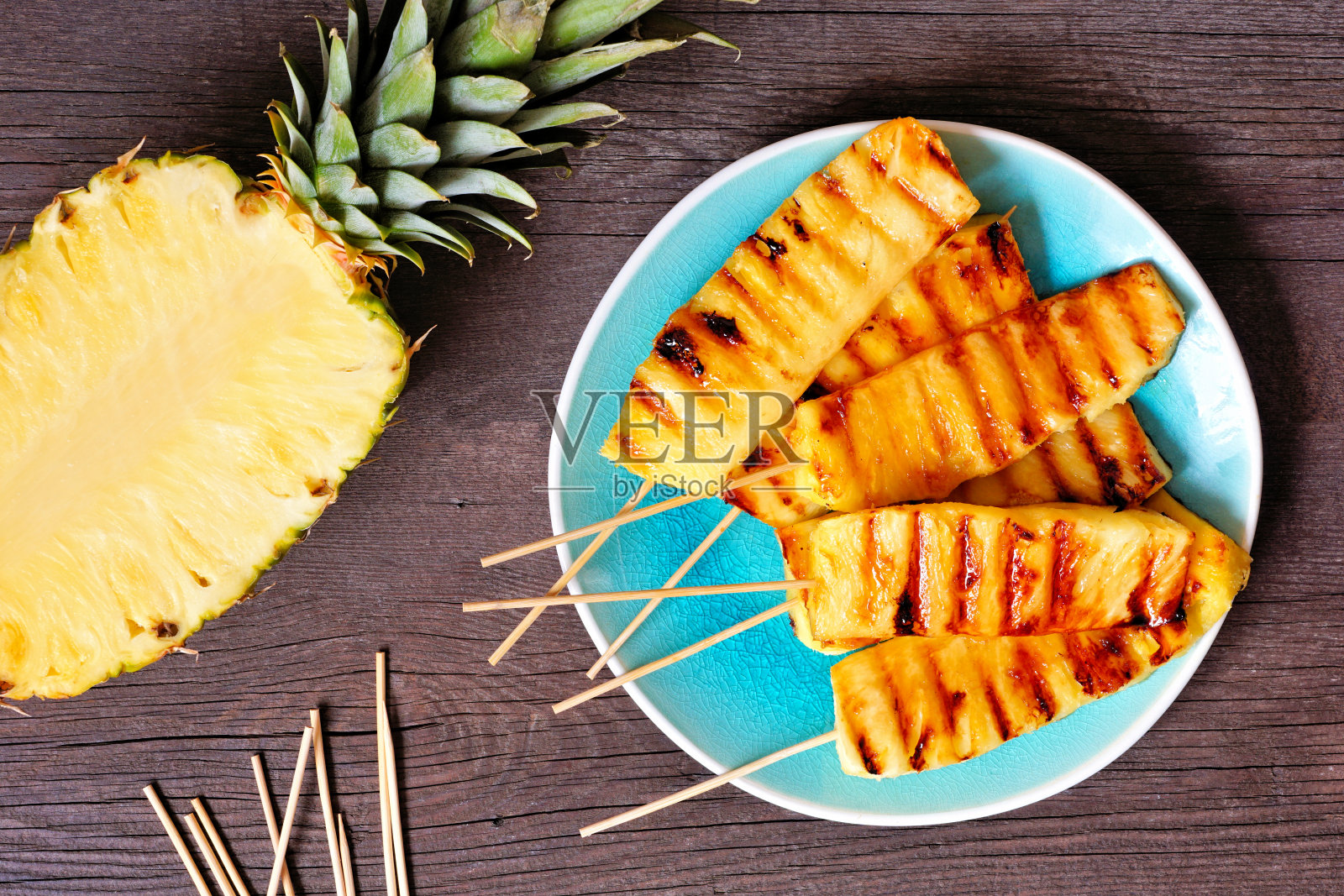 烤夏季凤梨楔，顶部视图表场景在深色木材照片摄影图片