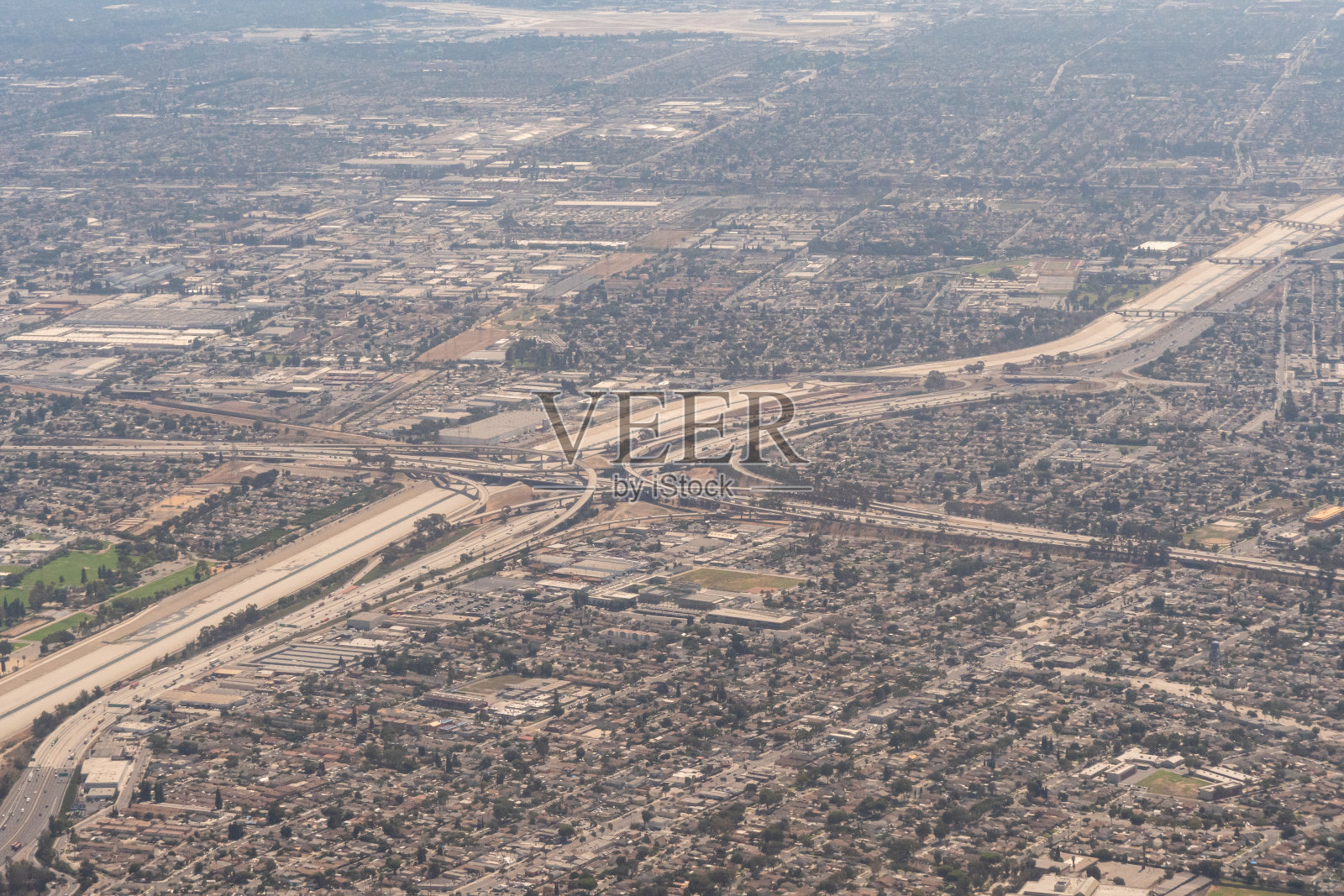 高速公路交汇处的鸟瞰图照片摄影图片