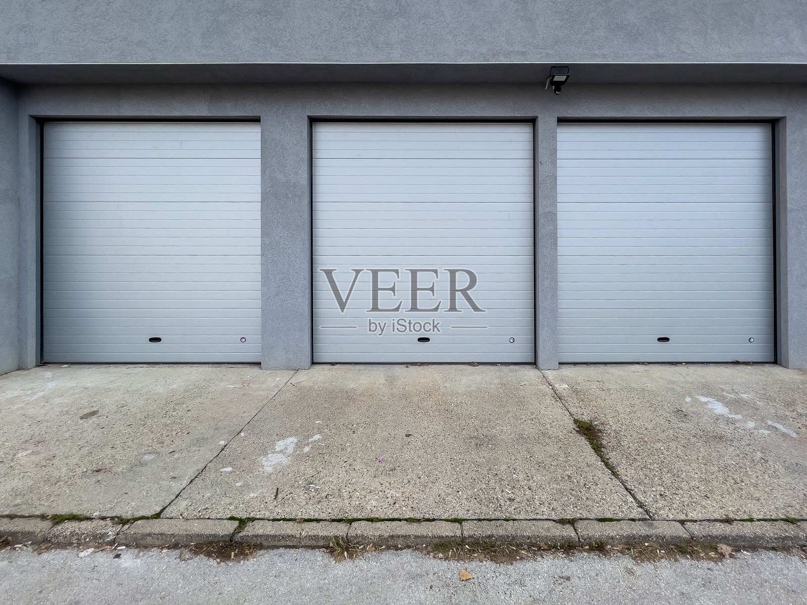 住宅街与封闭的车库门在前景照片摄影图片